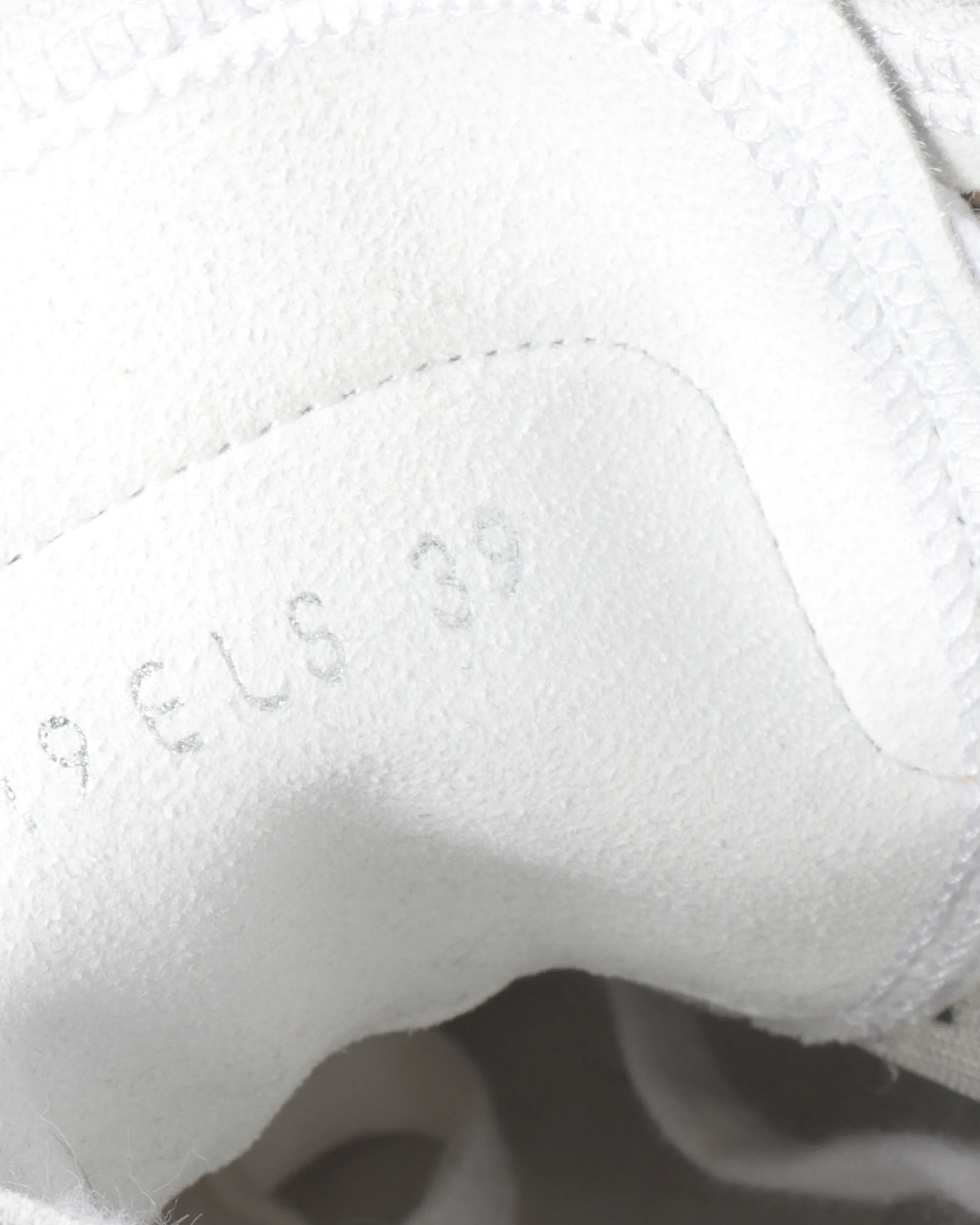 B23 Sneakers